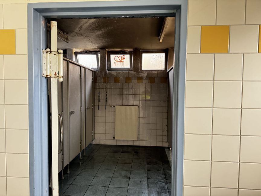Ein Böller hat den Brand in einer Schultoilette ausgelöst.