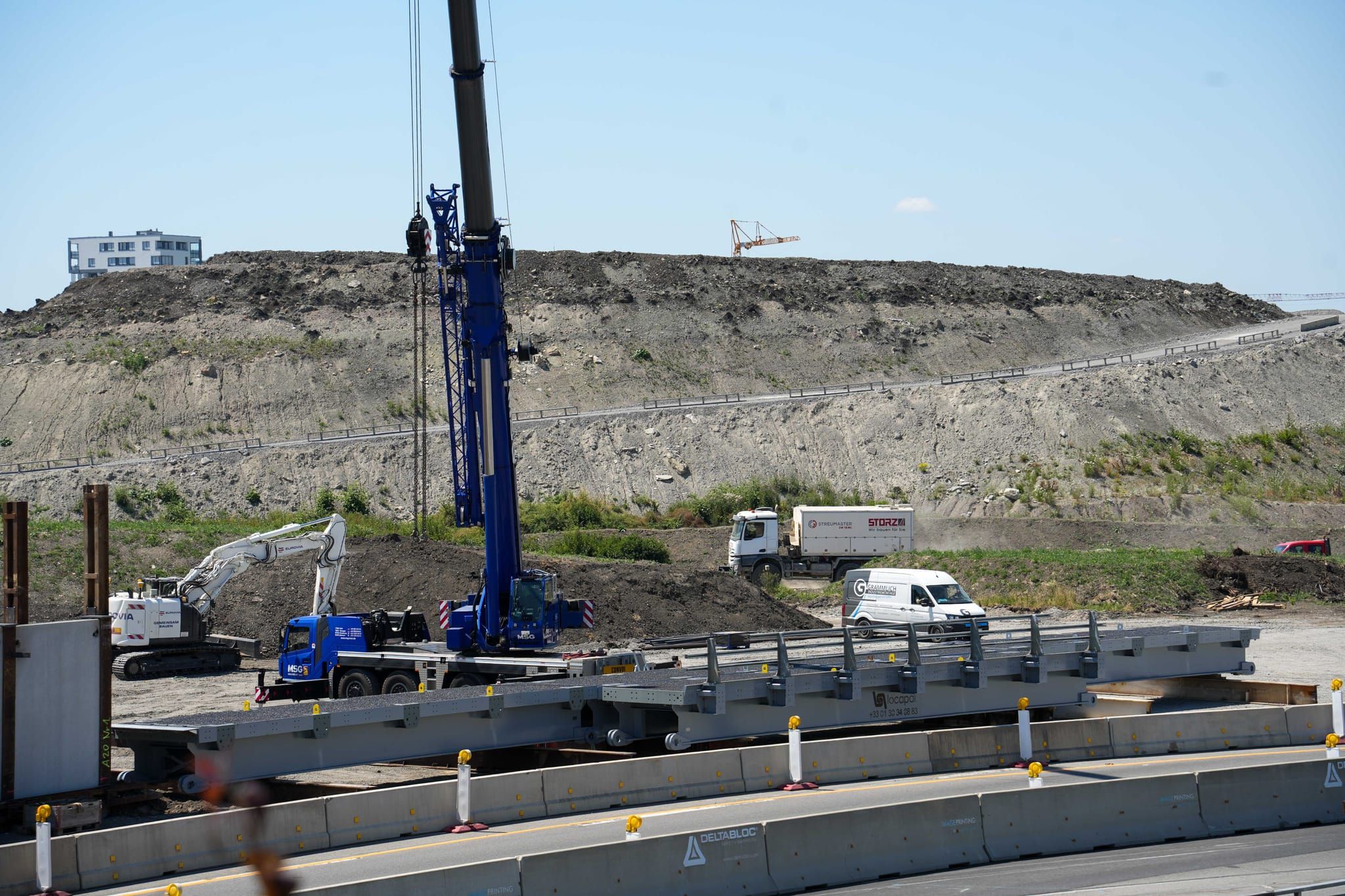 Die Behelfsbrücke wird bereits zusammengesetzt.