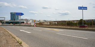Die Brücke in der Brumme-Allee ist die letzte Brücke über die Autobahn, die durch eine neue ersetzt wird. Die provisorische Brücke, die sich künftig auf der im Bild rechten Seite befinden wird, führt den Verkehr so lange über die  A81.