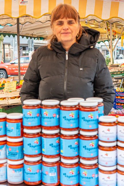 Ute Latzko bietet alle 14 Tage Hagebuttenprodukte auf dem Wochenmarkt an.