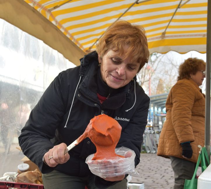 Ute Liebler-Latzko bietet auch frisches Hägemark an. Bild Nüßle