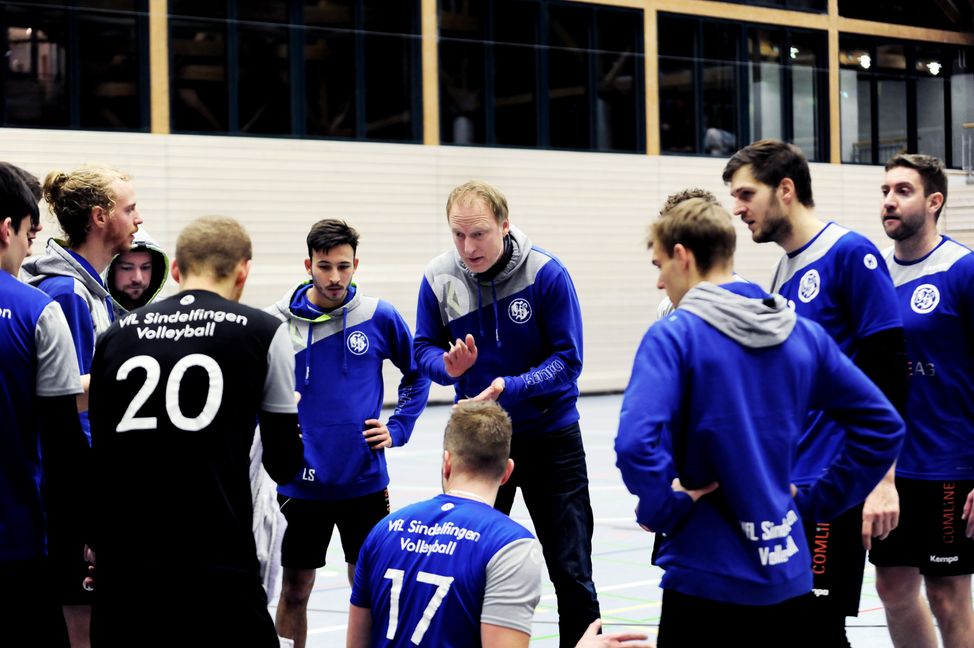 Sindelfingens Volleyball-Trainer Alex Haas redet seinen Schützlingen ins Gewissen. Bild: photostampe/A