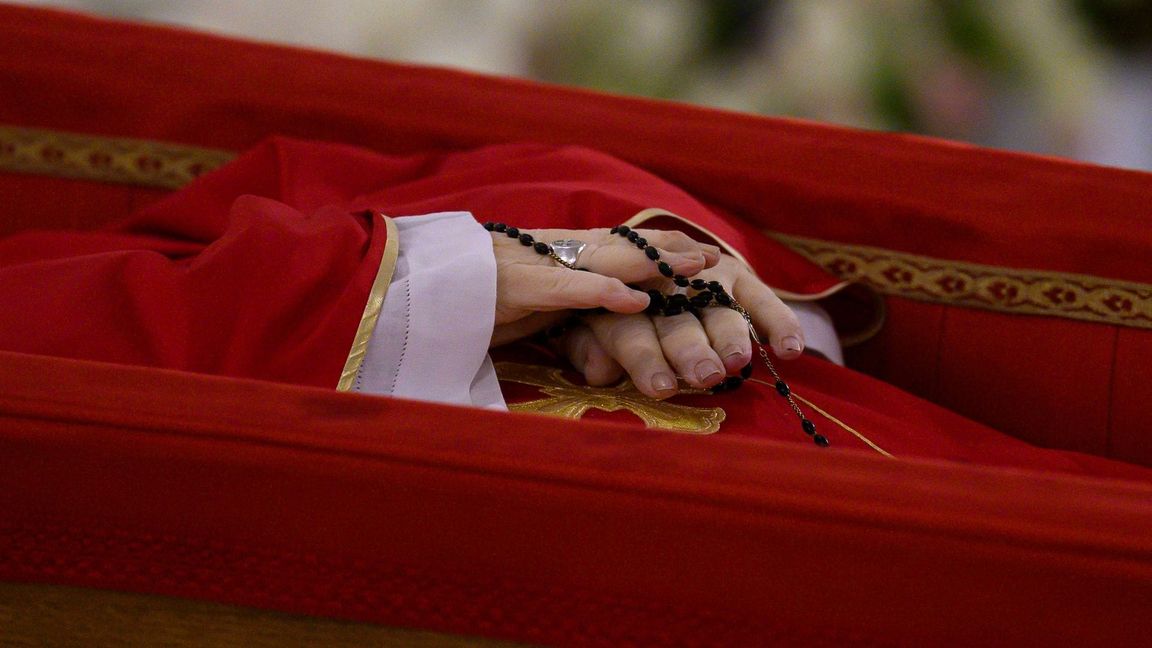 Franziskus wurde zunächst in der Kapelle seiner Residenz Santa Marta im Vatikan aufgebahrt.