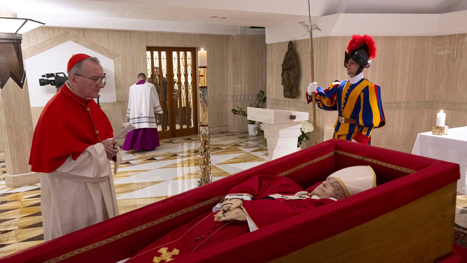 Franziskus wurde zunächst in der Kapelle seiner Residenz Santa Marta im Vatikan aufgebahrt.