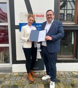 Felix Rapp, Geschäftsführer der WSG, überreicht Gründerin Nicole Braxmaier den Förderbescheid für den Start-up Planet.