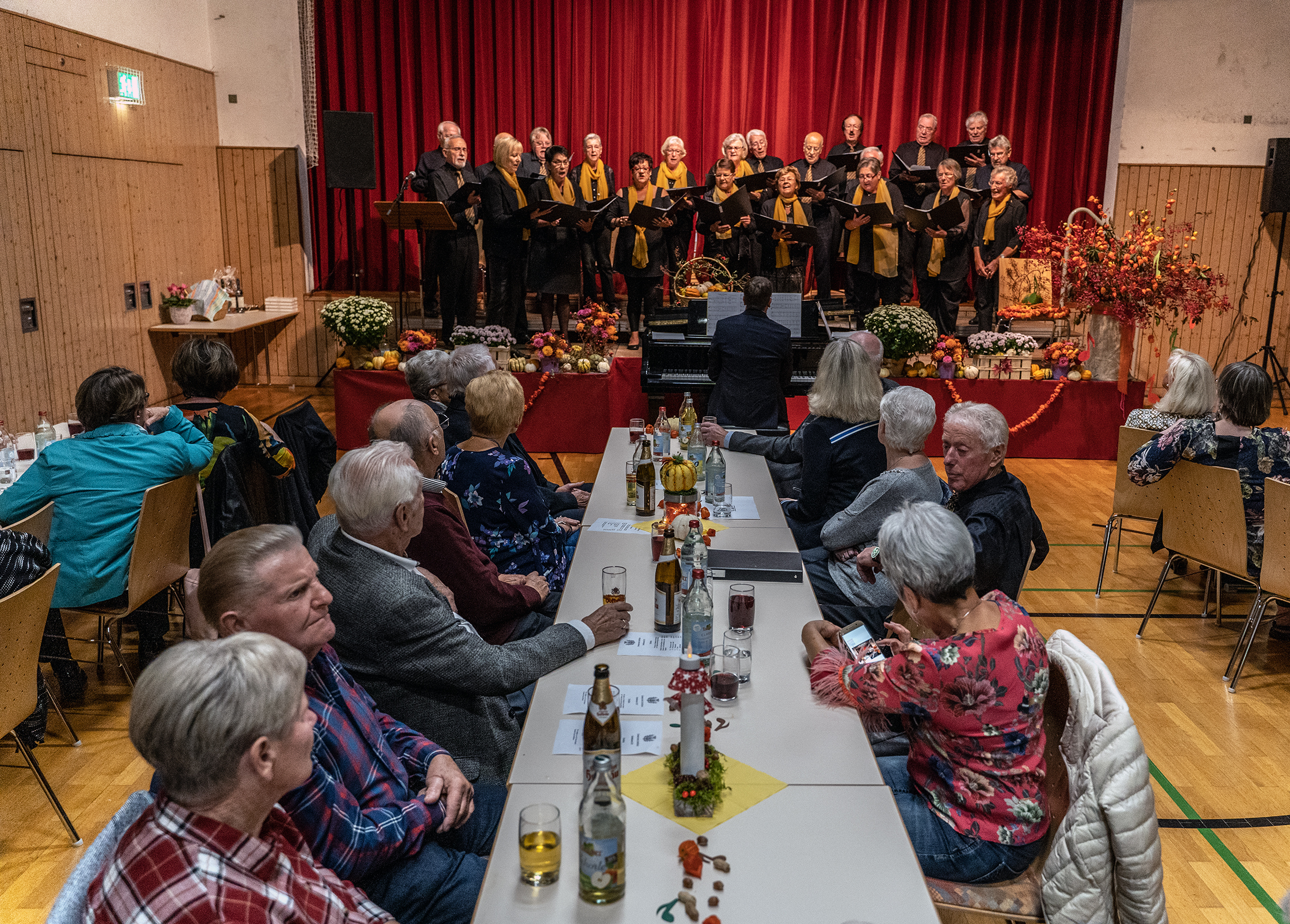 Der Gemischte Chor des Gesangvereins Ostelsheim bei seinem Auftritt beim Jahreskonzert in der Festhalle.        Bild: Richter