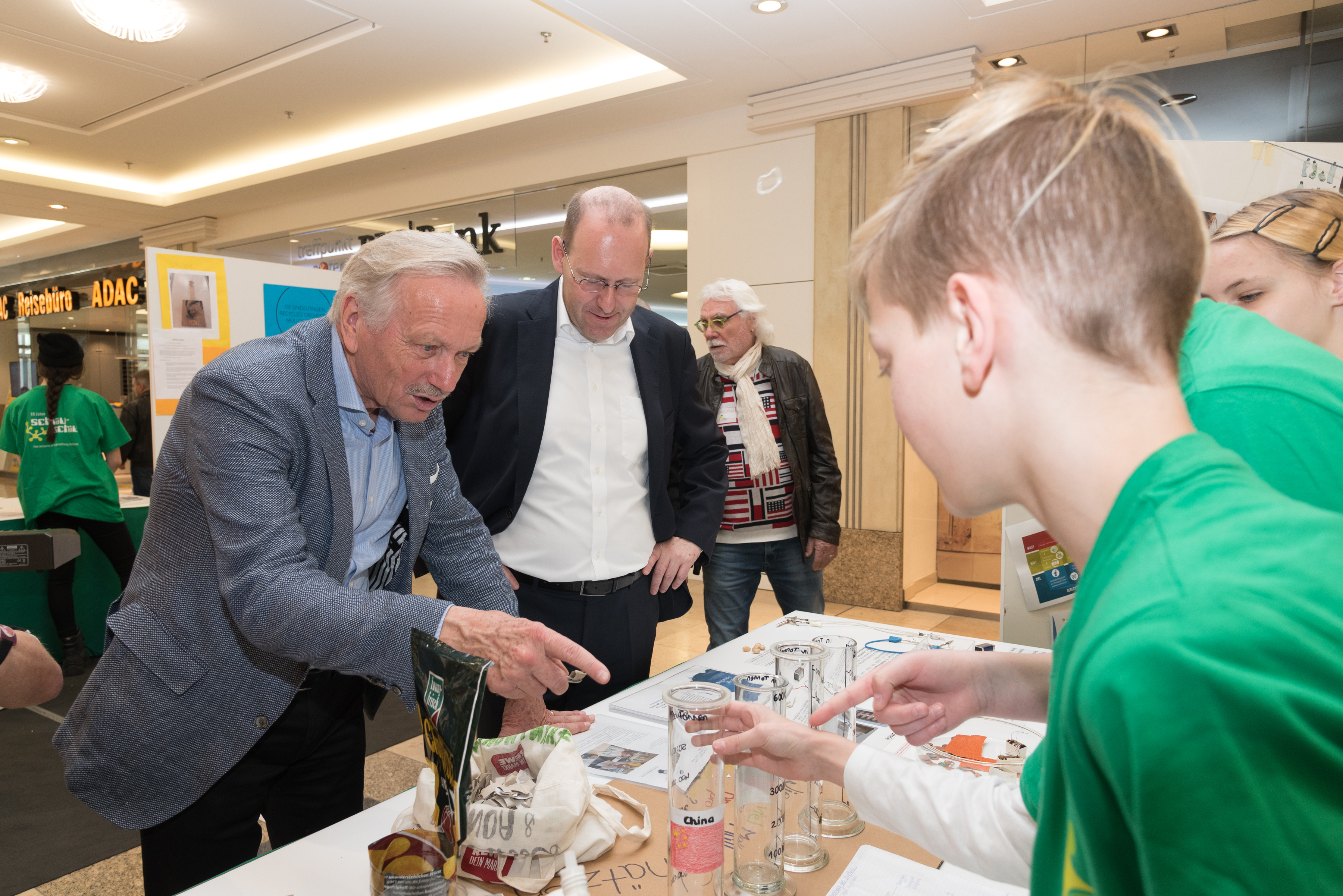 Wie viel Müll produziert welches Land. der Vorsitzende der Bürgerstiftung  Dr. Joachim Schmidt und Oberbürgermeister Dr. Bernd Vöhringer testen ihr Wissen am Stand des Pfarrwiesen-Gymnasiums. Bild: Nüßle