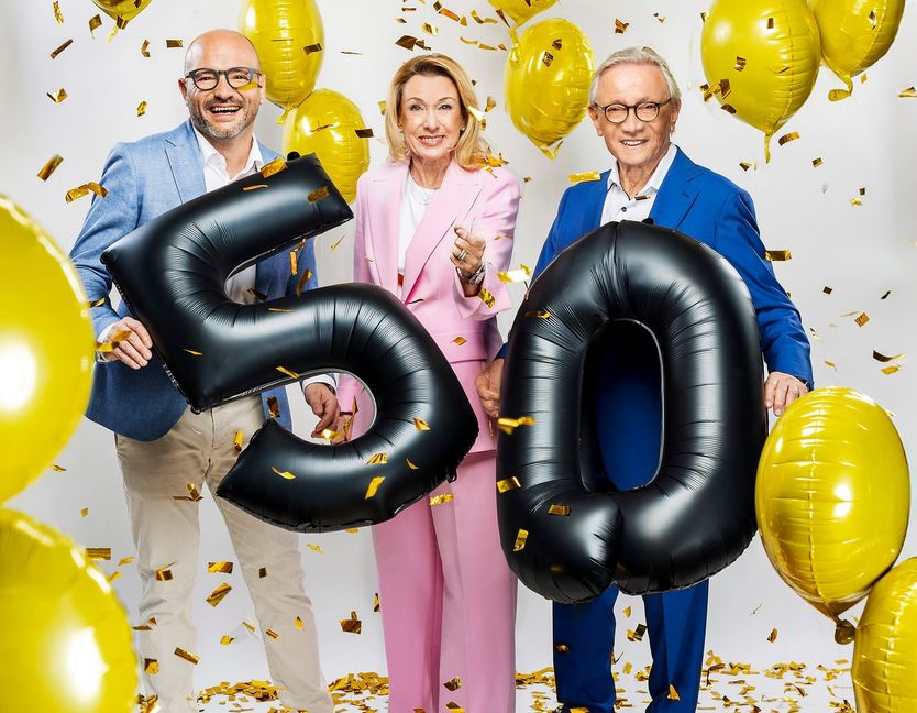 Freuen sich über das 50-jährige Jubiläum von Binder Optik: Dominic, Gabriele und Dr. Helmut Baur (von links).
