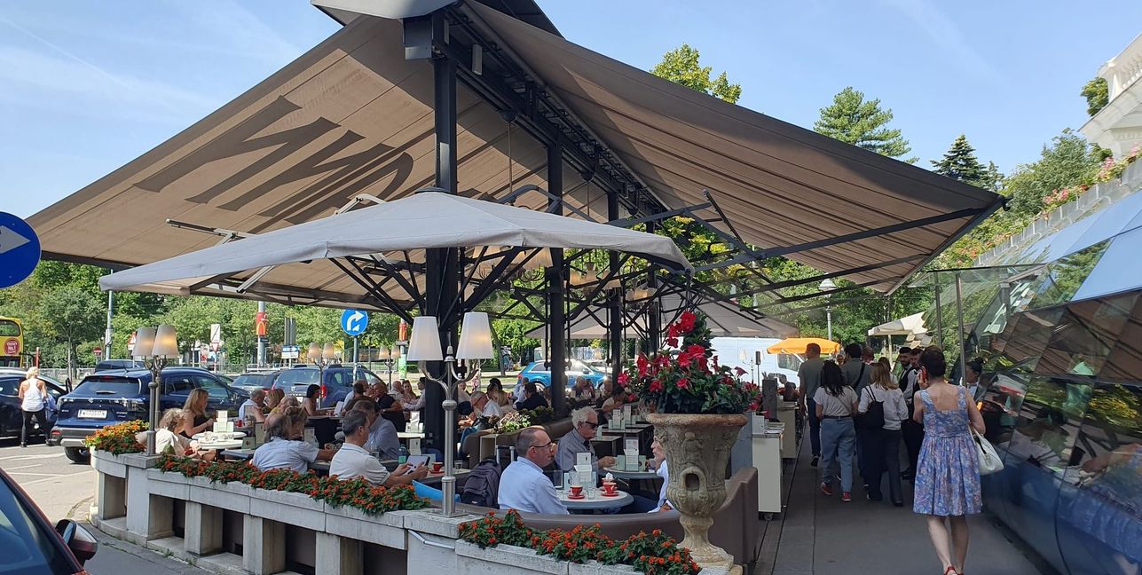 Ein aus- und einfahrbares Zeltdach wie in diesem Beispiel aus Wien hatten CDU-Stadtrat Hermann Ayasse und der Gewerbe- und Handelsverein vor ziemlich genau einem Jahr ins Spiel gebracht und damit die Diskussion angekurbelt.Bild: Wegner