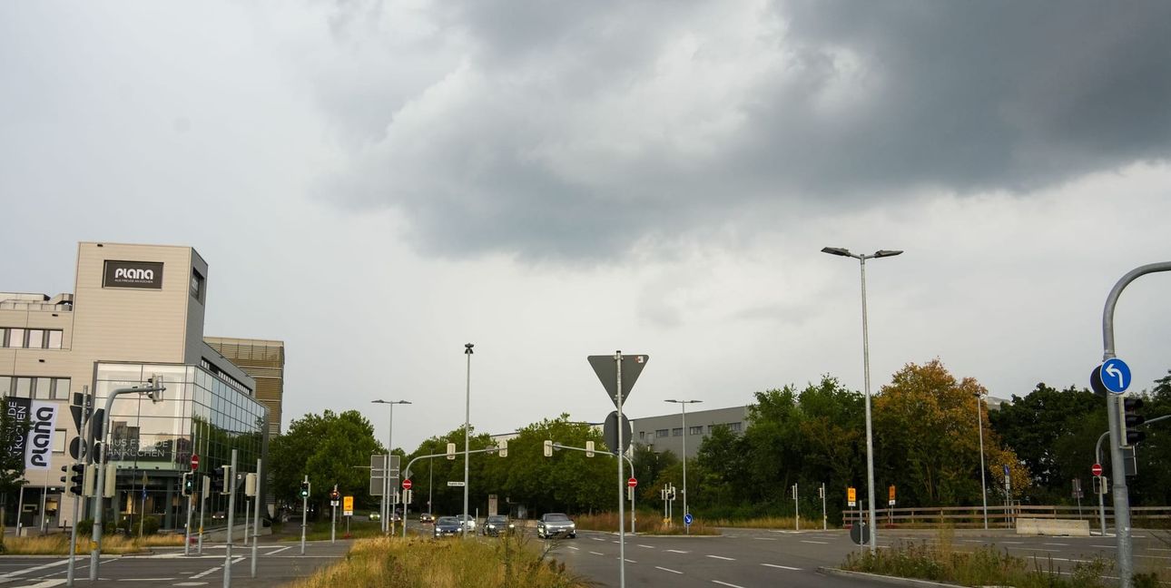 Nach der Kreuzung ist der Autoverkehr bisher auf zwei Spuren Richtung Innenstadt unterwegs. Nach dem Umbau verliert er eine Spur.