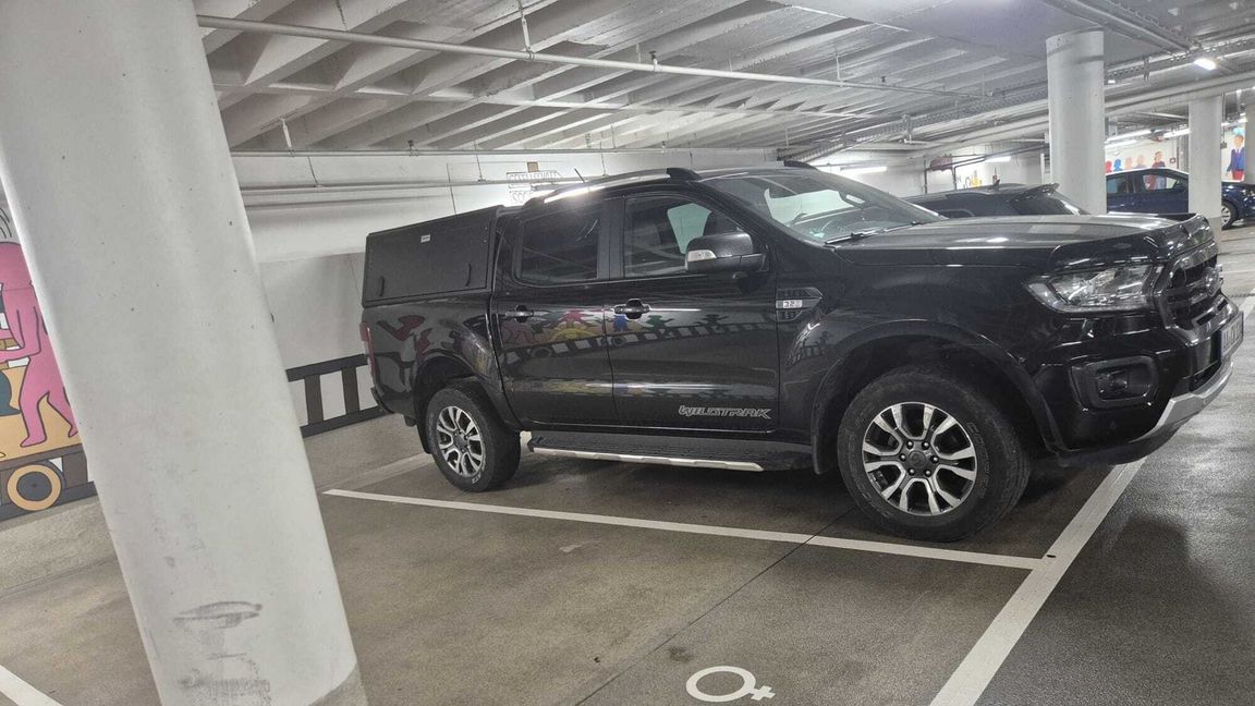 Passt kaum auf den Parkplatz: der Wagen der Direktorin in der Landtags-Tiefgarage