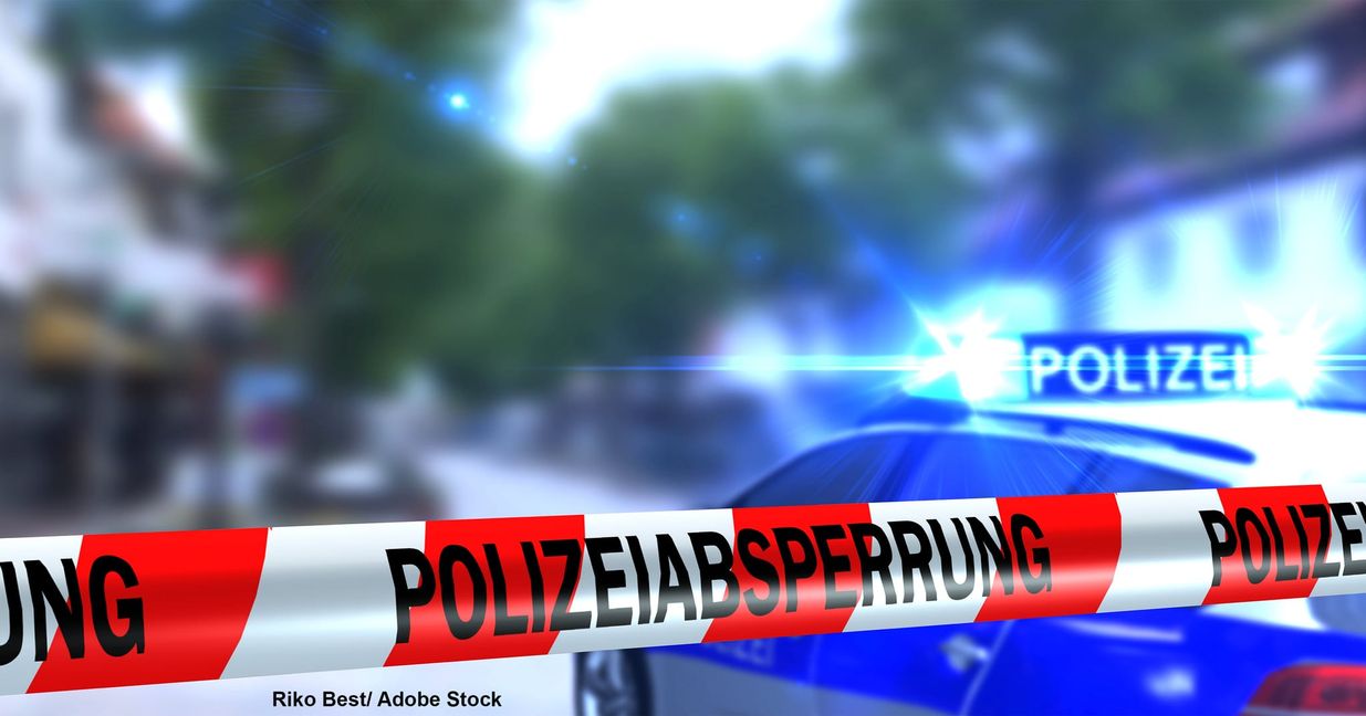 Die Polizei hat die Unfallstelle weiträumig abgesperrt. Bild: Adobe Stock
