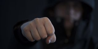 Der heute 20-jährige Italiener hatte kein gültiges Ticket: Bei einer Kontrolle kam es zum Handgemenge.