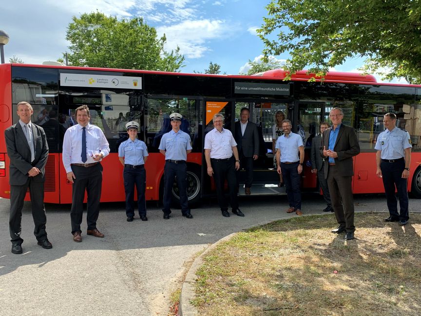 Die neue Linie 753 sorgt nicht nur für eine gute Verbindung zur Polizeihochschule sondern bietet auch Vorteile für die Fahrgäste aus Gärtringen und Nufringen. Sie wurde nun von Landrat Roland Bernhard im Beisein der Ober- und Bürgermeister sowie des Präsidenten der Hochschule und des VVS-Geschäftsführers der Öffentlichkeit vorgestellt. Bild: z