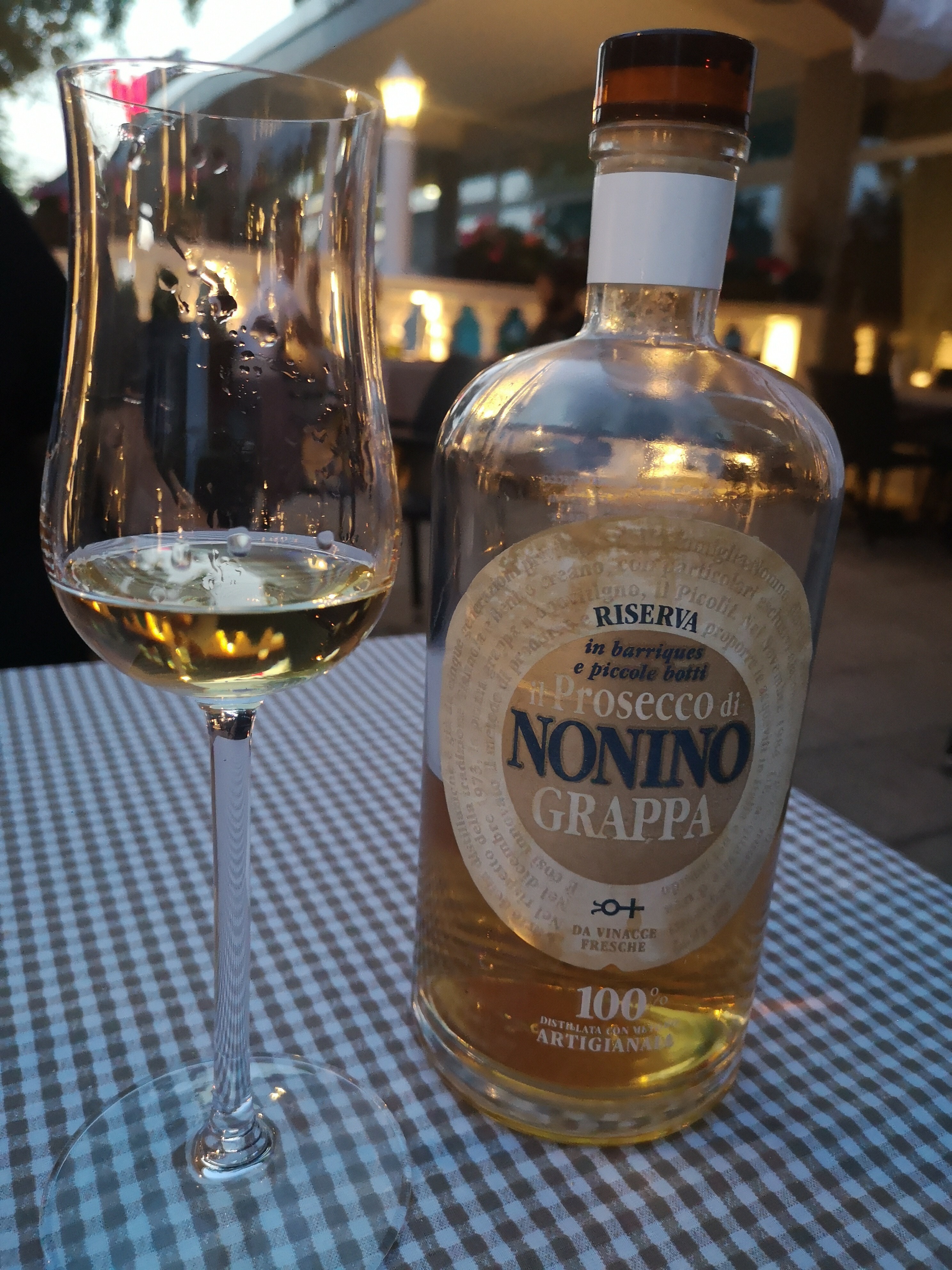 Für alle Fälle: Ein Grappa räumt den Magen auf.    Bild: Nüßle
