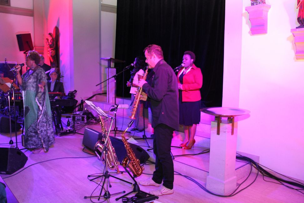 Gospel mit Theresa Burnette in der rappelvollen St. Bonifatius-Kirche sorgte für eine Neuheit bei der  Polarnacht. Bild: Oberdorfer.