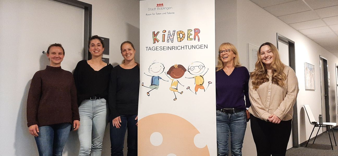 Rücken die positiven Seiten des Erzieherinnen-Berufs in den Fokus (von links):  Alina Fauser, Laura Kocziha, Stefanie Grund, Marliese Mayer und Lisa Schulze. Bild: Elbers