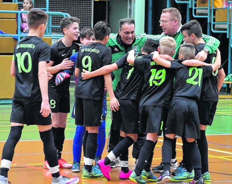 Als Jugendtrainer eilten Giuseppe Vella (Mitte) und sein Co-Trainer Matthias Ritter mit dem GSV Maichingen von Erfolg zu Erfolg. Das Bild stammt vom Supercup im Februar 2016 in der Unterrieden-Halle. Bis zu diesem Wochenende gab das Duo bei der zweiten Mannschaft in der Kreisliga A den Takt vor. Bild: Zvizdiç
