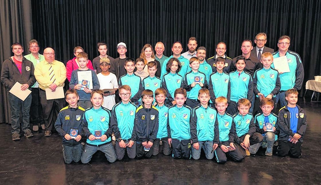 Die E1- und E2-Kicker des TSV Ehningen durften am Mittwochabend bei der Sportlerehrung der Gemeinde auf die große Bühne in der Festhalle. Bild: Nüßle