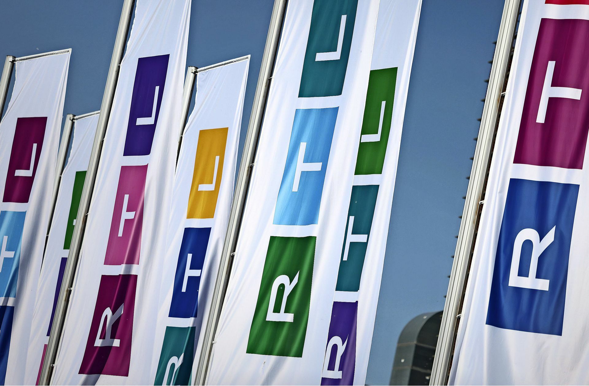 Die Werbefähnchen von  RTL flattern mit vielen neuen Farben – aber dabei alleine soll es nicht bleiben.
 Foto: dpa/Oliver Berg