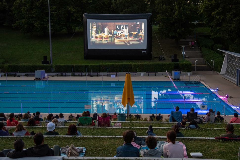 Kinofilme im Freibad zu schauen, ist ein ganz besonders "Kino"-Erlebnis. So wie hier in Sindelfingen. In den nächsten Tagen geht das Programm weiter. Bild: Nüßle