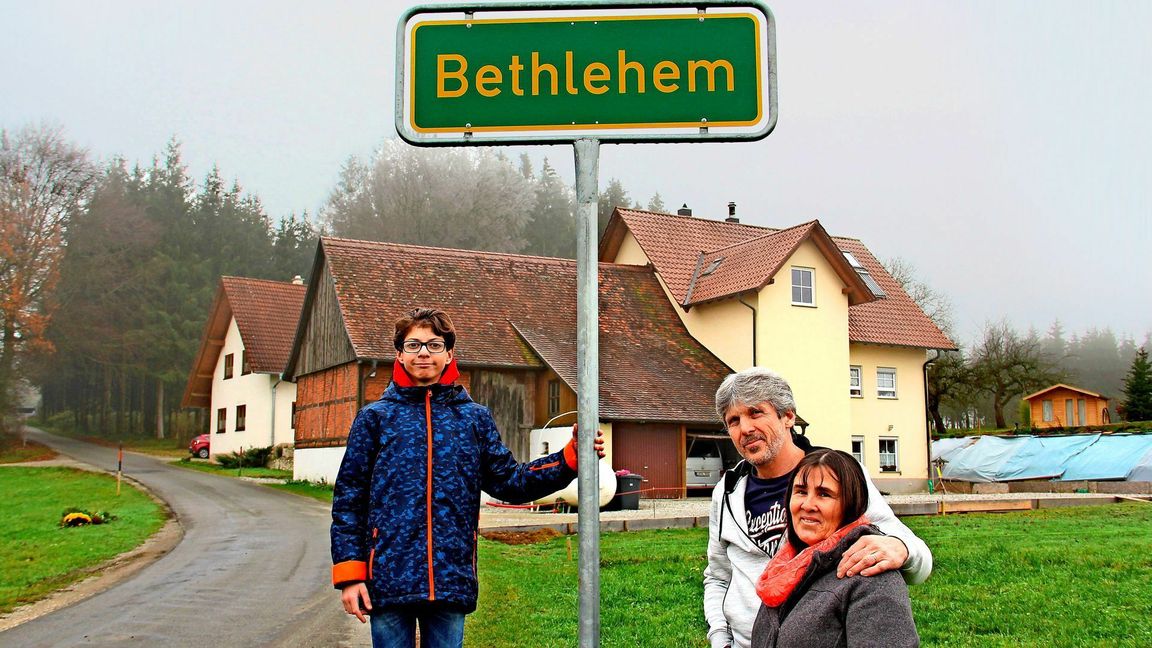 Pastor Lachmann, seine Ehefrau Sonja und Sohn Julian wohnen in einem der Häuser von Bethlehem.   Foto: /Uli Fricker