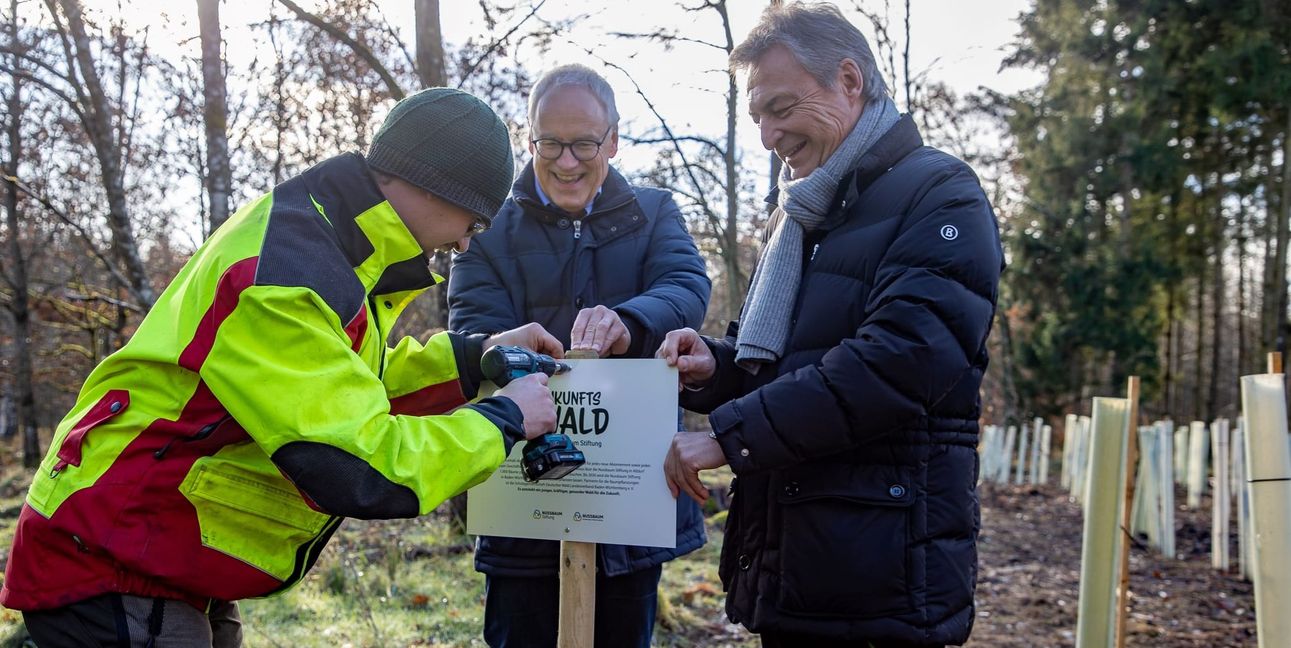 Auf unserem Foto (von links): Luca Schmid (Leiter Forstrevier Schönbuchlichtung-West), Erwin Heller (Bürgermeister von Altdorf) und Peter Jahn (Nussbaum Stiftung) weihen gemeinsam das neue Stückchen Zukunfts-Wald in Altdorf ein.
