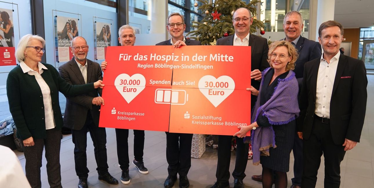Große Freude über die Weihnachtsspende bei Andrea Thiele (Vorständin St. Elisabeth-Stiftung, vorne, Zweite von rechts) und den Vertretern des Hospizvereins Region Böblingen-Sindelfingen Maria Dries-Koblowsky (Vorsitzende, Erste von links), Pressesprecher Andreas Senn (Zweiter von links) und Schatzmeister Gianfranco Paradise (Dritter von links). Überreicht wurde die Spende der Kreissparkasse Böblingen durch den Vorstandsvorsitzenden Michael Fritz (Vierter von rechts), Vorstand Oliver Braun (Dritter von rechts), Dietmar Brösamle (Personalratsvorsitzer, Zweiter von rechts) und Vorstand Markus Linha (rechts).