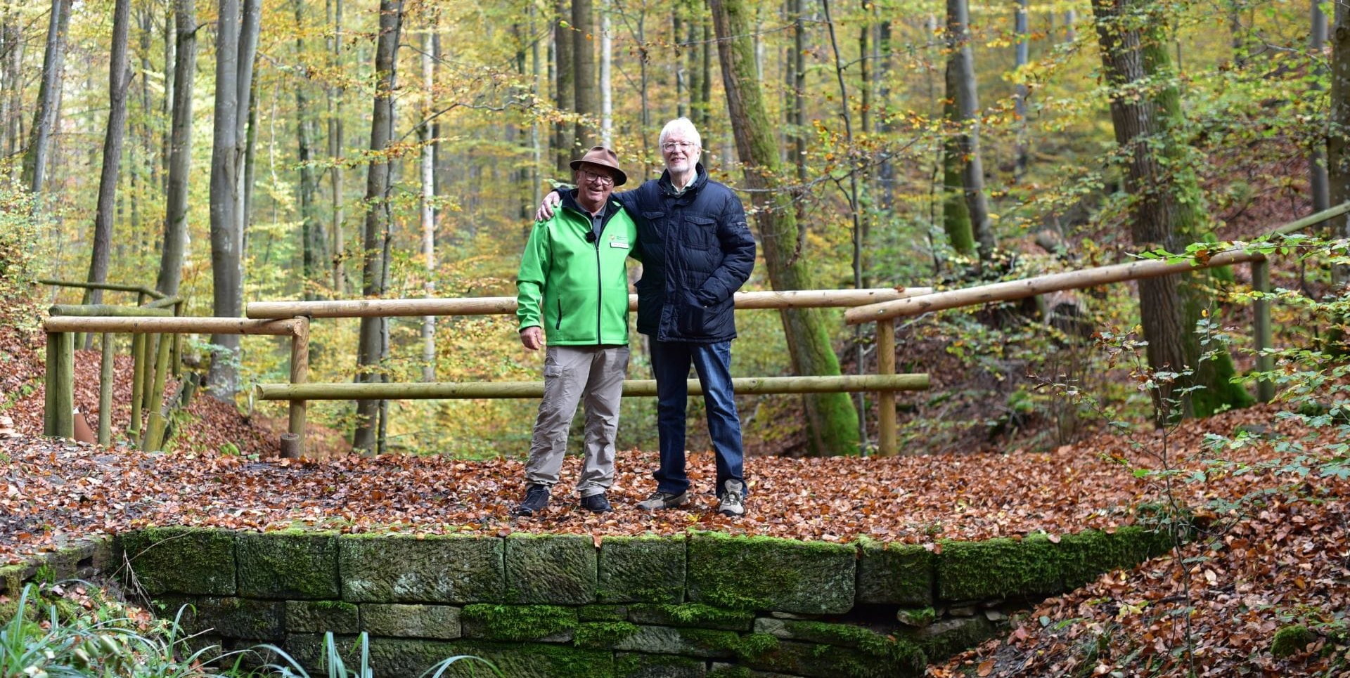 Karl Schittenhelm und Konrad Heydenreich auf der von ihnen restaurierten Brücke in Weil im Schönbuch.