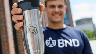 Die Behörde verkauft unter anderem Thermosbecher und T-Shirts.