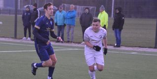 Vincent Kayser (rechts, im Duell mit Darmsheims Tim Schneider) steht mit dem TSV Dagersheim beim Tabellenzweiten SV Vaihingen auf dem Prüfstand. Bild: Zvizdiç