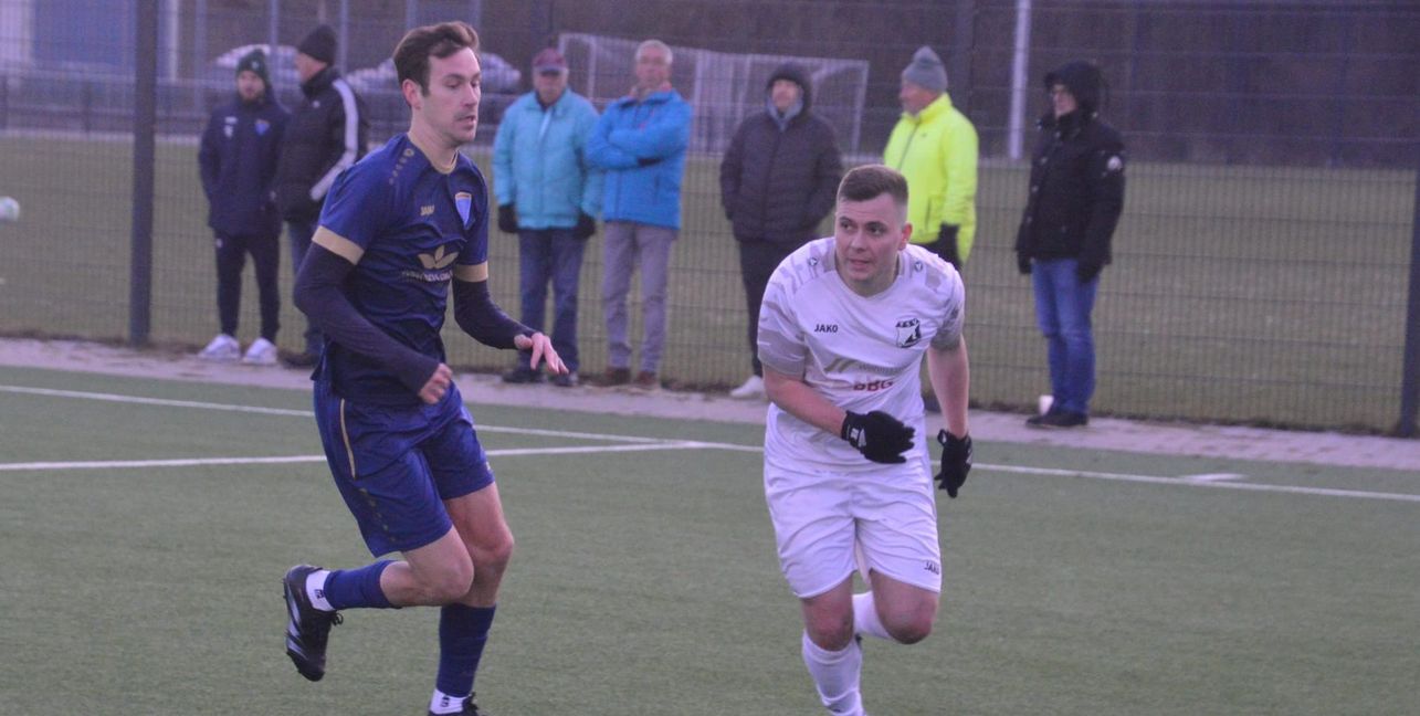 Vincent Kayser (rechts, im Duell mit Darmsheims Tim Schneider) steht mit dem TSV Dagersheim beim Tabellenzweiten SV Vaihingen auf dem Prüfstand. Bild: Zvizdiç