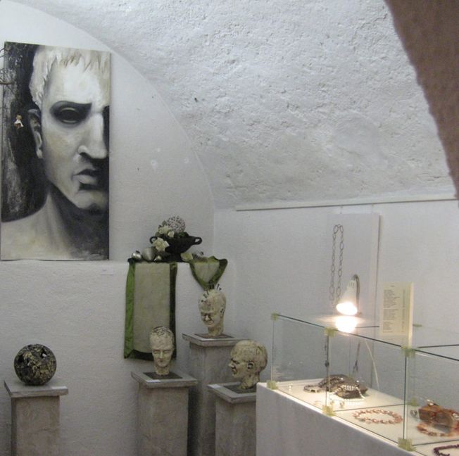 Zu seiner Weihnachtsaustellung lädt der Kulturkreis Grafenau in Dätzinger Schlosskeller. Die Eröffnung ist am Freitag, 5. Dezember um 19 Uhr. Geöffnet auch am Samstag, 6. Dezember von 11 bis 18 Uhr sowie am Sonntag, 7. Dezember von 11 bis 17 Uhr. Das Schlosscafé hat am Sonntag von 13.30 bis 16.30 Uhr geöffnet.