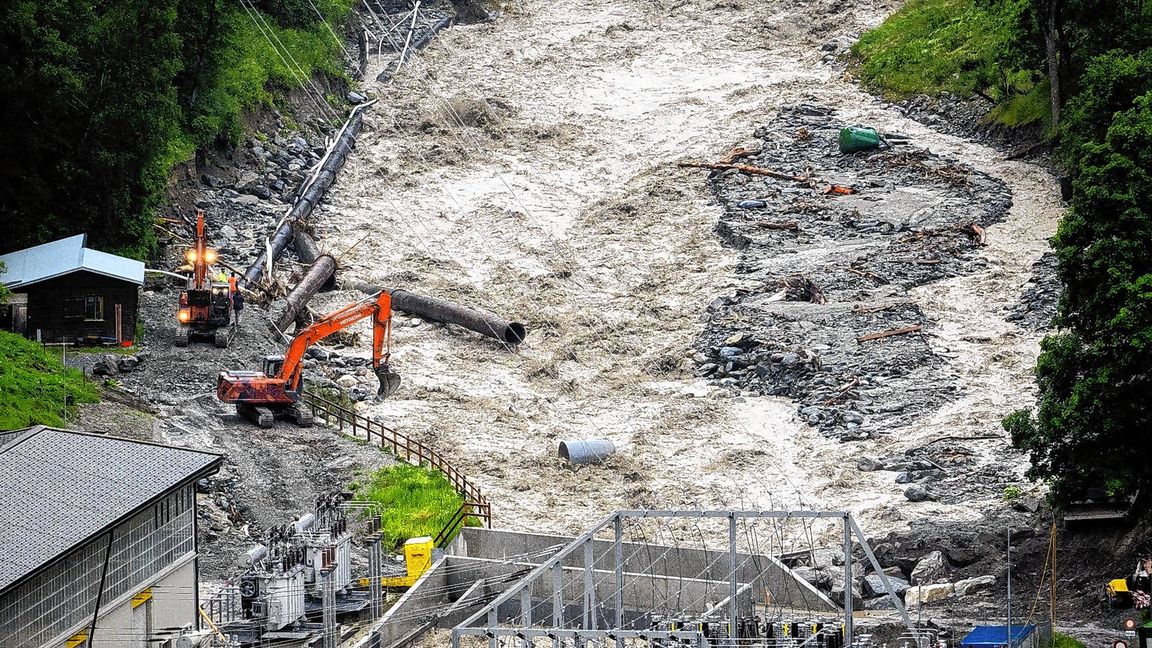 In den Schweizer Kantons Graubünden und Wallis gab es zahlreiche Gewitter und heftige Niederschläge, Hochwasser und einen Bergsturz.