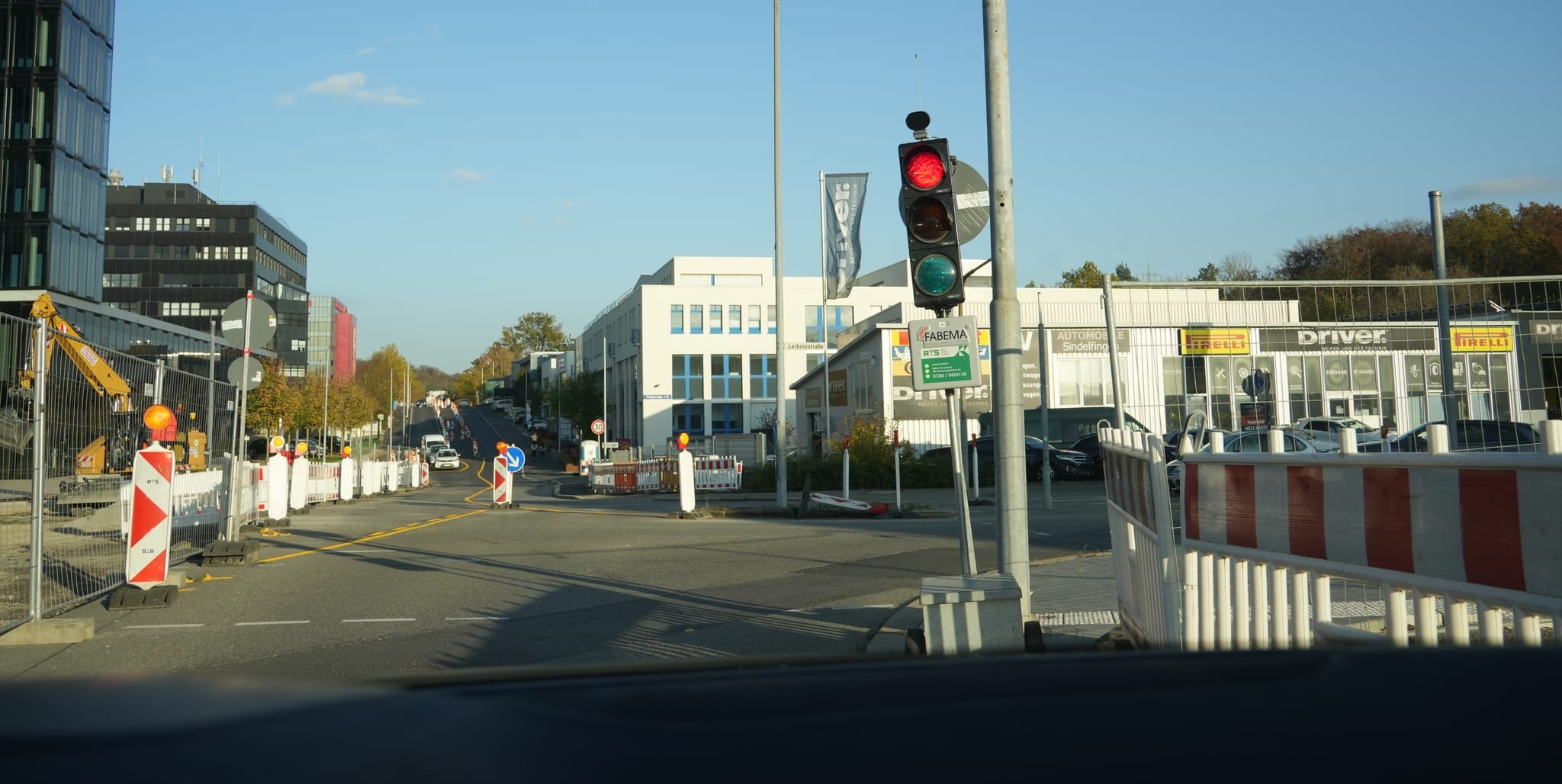 Seit Montag ist bei der Bitzer-Kreuzung am Peter-Schaufler-Platz in Sindelfingen eine mobile Ampel eingerichtet.