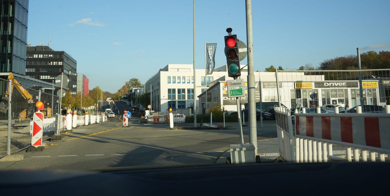 Seit Montag ist bei der Bitzer-Kreuzung am Peter-Schaufler-Platz in Sindelfingen eine mobile Ampel eingerichtet.