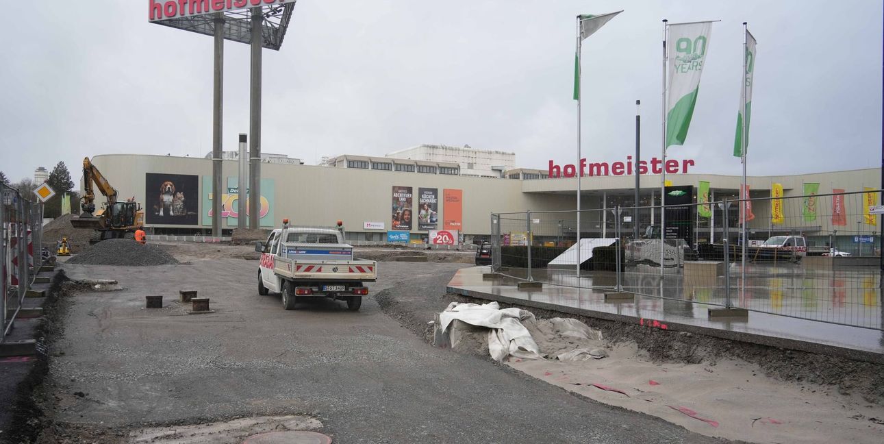 Grund für die Einschränkungen ist die Baustelle am Peter-Schaufler-Platz: Hier entsteht ein Turbo-Kreisverkehr. Zurzeit wird im nördlichen Bereich gearbeitet, im Mai springen die Arbeiten in den südlichen Bereich.