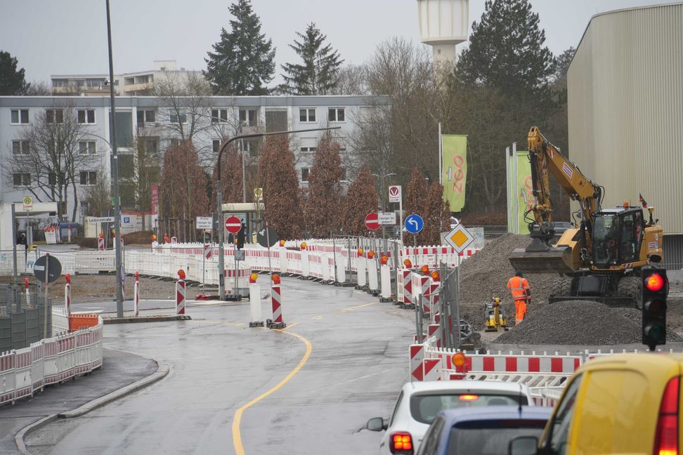 Die Linie 706 müsste von der Tilsiter Straße aus eigentlich geradeaus fahren, um die Haltestellen "Hofmeister/Schauwerk" und "Eschenbrünnlestraße" anzufahren - doch hier geht's nur nach links.