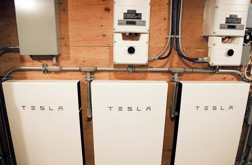Batteriespeicher erhöhen die Autarkie von Haushalten, die selbst Strom erzeugen. Auch der amerikanische E-Autohersteller Tesla hat welche im Programm.
 Foto: imago/ZUMA Press/Andrew ..