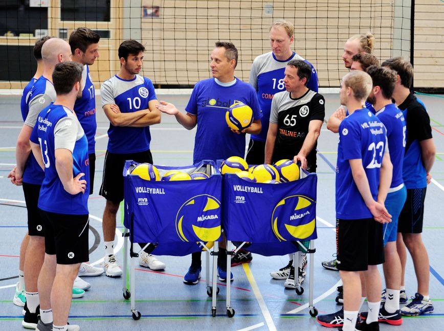 Der neue Trainer Oliver Dostal (mit Ball) sagt: "Es ist ein bisschen wie zurück nach Hause zu kommen."  Bild: Photostampe