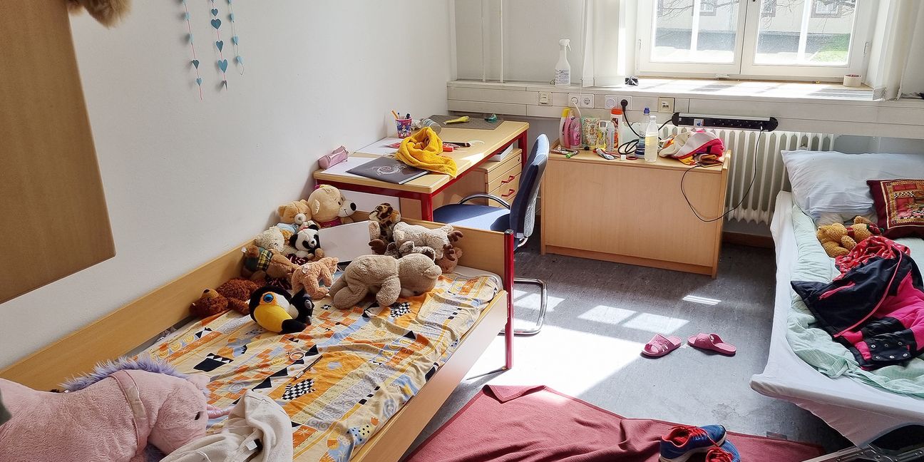 Blick in ein Mädchenzimmer: Viele Kuscheltiere verwandeln einen kalten Kasernen-Raum in eine warme Kinderstube. Bild: Hamann