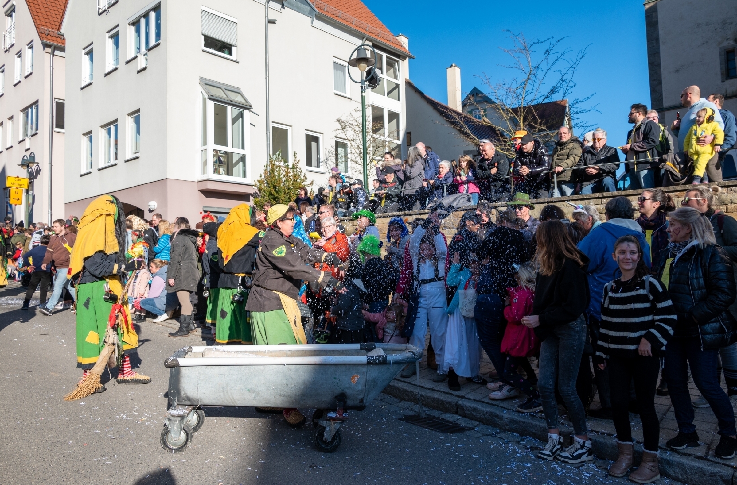 Konfettiregen statt Wasser von oben, das Wetter sorgte mit für gute Laune. Bild: Nüßle