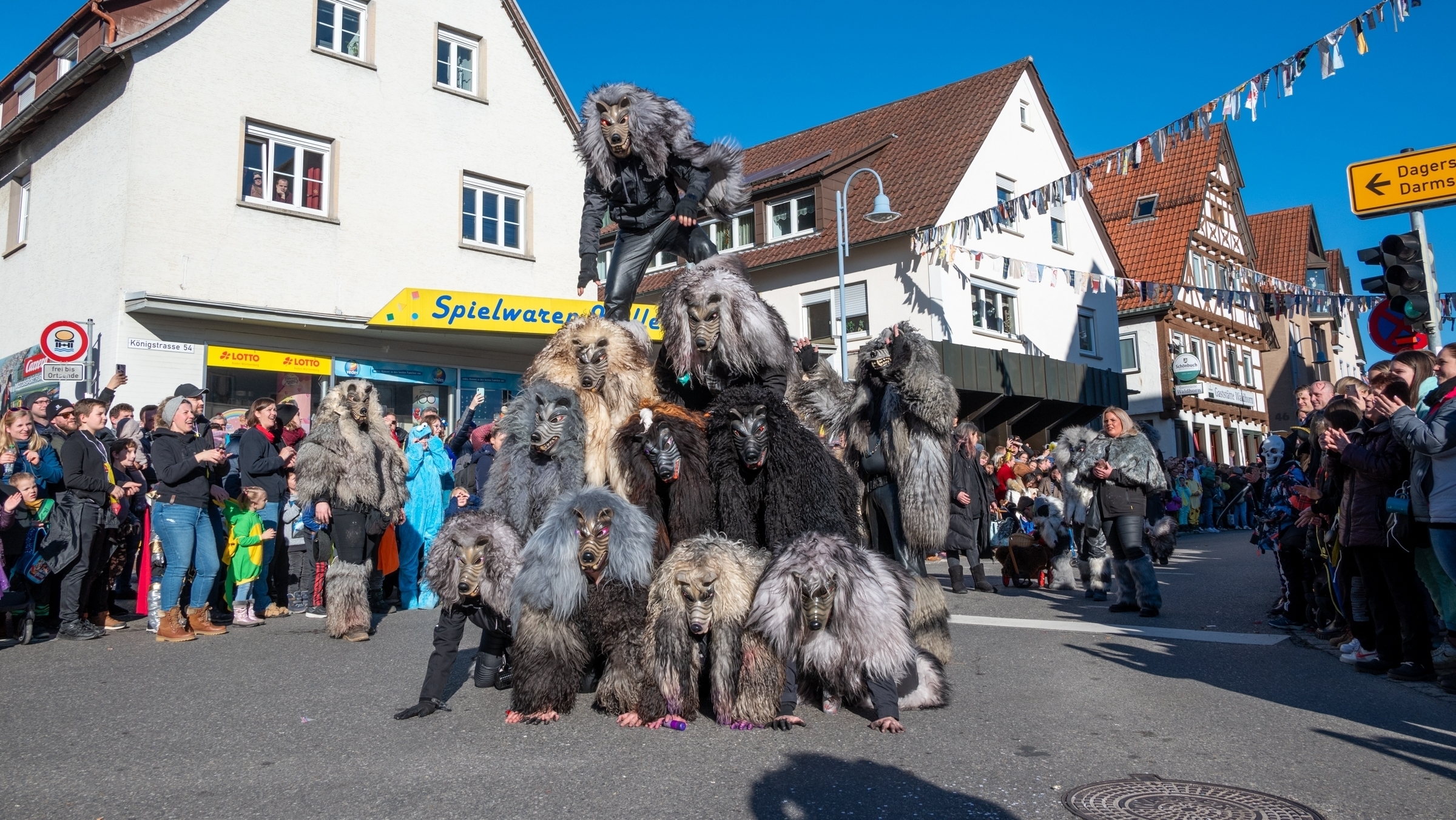 Kein Umzug ohne Pyramide – die Werwölfe aus Gechingen zeigen, wie es geht. Bild: Nüßle