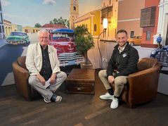 Salvatore Romeo (rechts) ist nicht nur Vertriebsdirektor bei der IBM, sondern auch Betreiber des Curry-Trucks auf dem Grünen Platz in Sindelfingen. Wie er das unter einen Hut bringt, erläutert er im Stadtgespräch Böblingen mit Hans-Jörg Zürn (Sindelfinger Zeitung/Böblinger Zeitung).