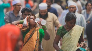 Wie wollen Menschen das überleben? Wie hier im indischen Hyderabad werden die ohnehin schon hohen Temperaturen in Zukunft noch weiter steigen.