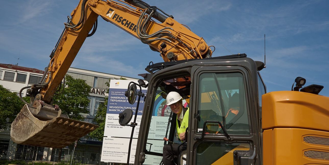 Der neue Sindelfinger OB Markus Kleemann im Bagger auf dem Marktplatz. Bild:  Heiden