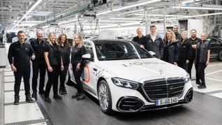 Standortverantwortliche Sara Gielen (fünfte von rechts) und Produktionsvorstand Michael Schiebe (links daneben) sowie ein Teil des S-Klasse-Teams in Sindelfingen haben die Abfahrt des 
Flaggschiffs am Geburtsort in der Factory 56 mit Stolz begleitet.
