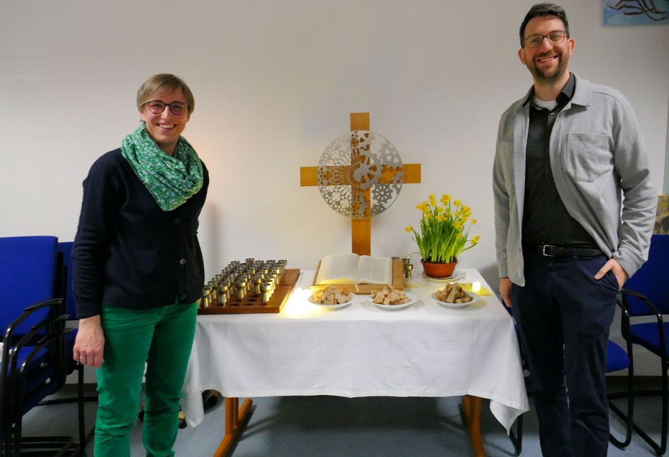 Pfarrerin Dr. Beate Kobler und der katholische Betriebsseelsorger Marian Schirmer im Saal der evangelischen Betriebsseelsorge in Sindelfingen.
