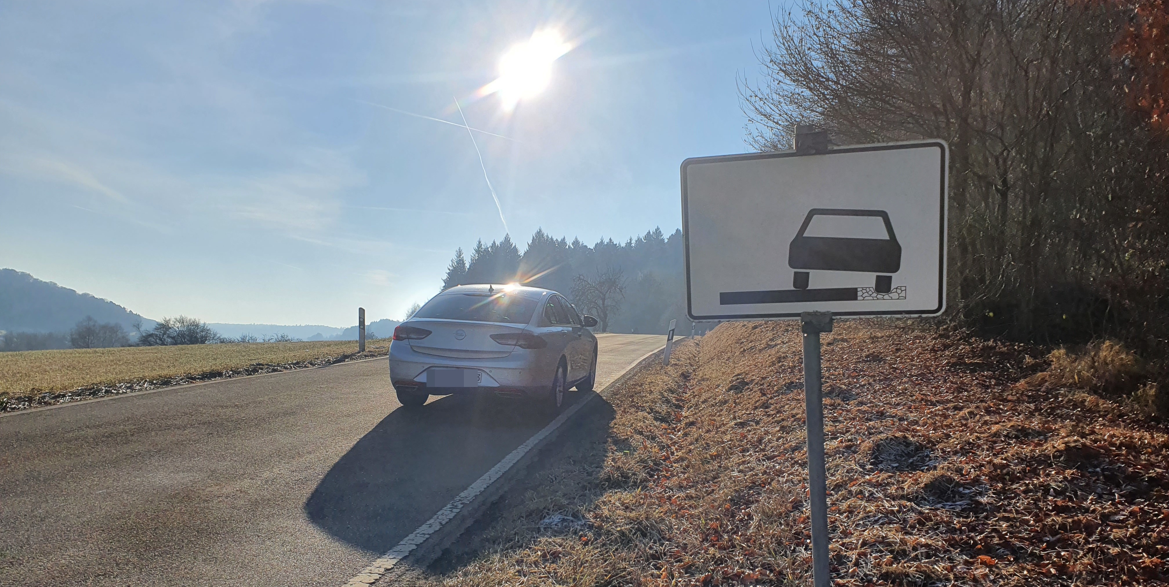 Holprig, uneben, lädierte Fahrbahnränder: Die Kreisstraße 1063 von Aidlingen nach Dätzingen muss dringend saniert werden.