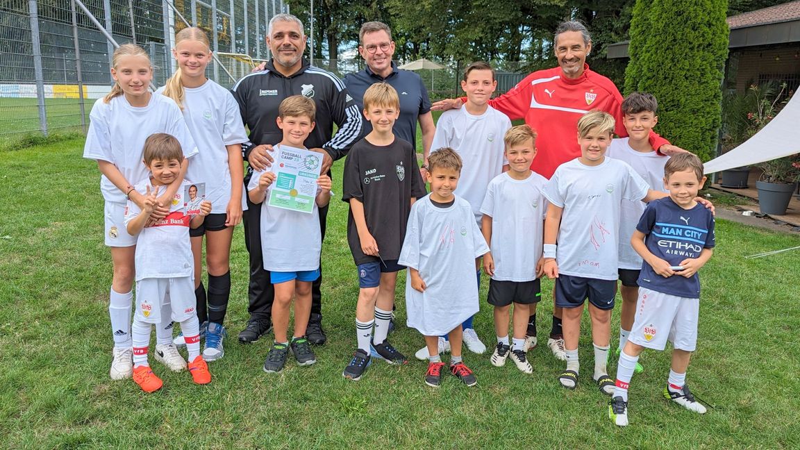 Fußballcamps wie dieses spülen Geld in die Kasse. Man kann dem Verein aber auch beitreten – oder einfach nur so spenden und die Arbeit unterstützen. Die Erlöse gehen immer an den guten Zweck.         Bild: z